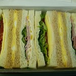 駅弁屋 - 1/3分の緑黄色野菜BOXサンド：600円