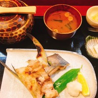 魚めし 竹亭 - 盛合せ定食の焼魚はシイラ