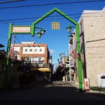 ラトリエドゥシュクル - お店の先にある商店街