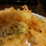 そば処二葉 - 天ぷらご飯のエビ。綺麗に揚がって美味しくいただきました！