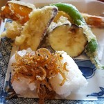 こうりん - そばにつく天ぷら　おにぎり