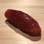 鮨 利﨑 - マグロ漬けの握り。
      美味し。