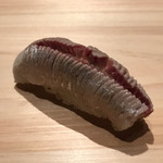 鮨 利﨑 - イワシの握り。
      美味し。