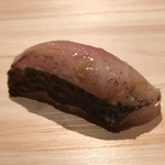 鮨 利﨑 - 黒目鯛の握り。
      美味し。