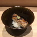 鮨 利﨑 - ノドグロの握り。
      美味し。