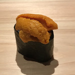 鮨 利﨑 - 雲丹の握り。
      美味し。