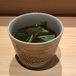 鮨 利﨑 - シジミの赤出汁。
      美味し。