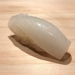鮨 利﨑 - イカの握り。
      美味し。