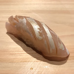 鮨 利﨑 - アラの握り。
      美味し。