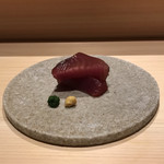 鮨 利﨑 - カツオの漬け。
      美味し。