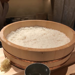 鮨 利﨑 - コシヒカリとササニシキをブレンドしたシャリ。
      美味し。