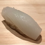 鮨 利﨑 - イカの握り。
      美味し。