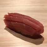 鮨 利﨑 - 中トロの握り。
      美味し。