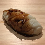 鮨 利﨑 - 穴子の握り。
      美味し。