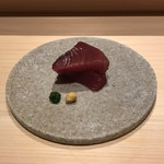 鮨 利﨑 - カツオの漬け。
      美味し。