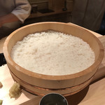 鮨 利﨑 - コシヒカリとササニシキをブレンドしたシャリ。
      美味し。