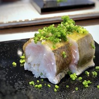 日本料理 TOBIUME - 船上「〆る」・・首折れカマスの棒鮨。カマスは半生状態、甘味を感じてとても美味しい。