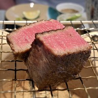 日本料理 TOBIUME - シャトーブリアンは程良いサシで柔らかくとても美味しい。出汁塩、山葵、自家製タレ（コレガ美味しいのです）で頂きます。