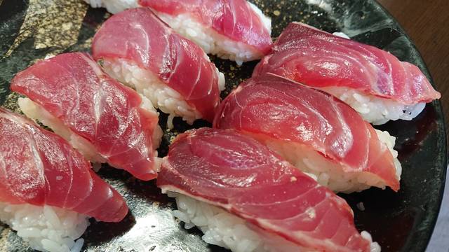 特大サイズの真鯛が１尾10円と 超お買い得でした それと ハ チビキって真っ赤なお魚売ってたら是非買ってみてください 身質は白身魚系なんですが 鮪みたいな味がしてとってもお買い得です By レオ タートル 角上魚類 大宮店 カクジョウギョルイ
