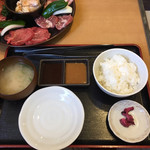 焼肉処 まるます家 - まるます家定食のセット内容♬
      食後にコーヒーのサービスあり♡