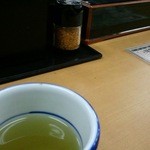 吉野家 - 店に入ってお茶出してもらうとホッとするよね且⊂(ﾟ∀ﾟ*)ｳﾏｰ