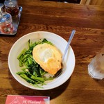 エスケータイランド - 鶏バジル丼650円／ガパオ＝バジルの意味