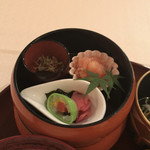 石塀小路 朝粥と出し茶漬け KOI-KOI - 《朝粥膳¥2484税サ込》
      ●瓢重上段:ちりめん山椒、明太子など