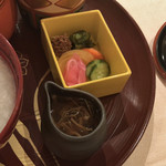 石塀小路 朝粥と出し茶漬け KOI-KOI - 《朝粥膳¥2484税サ込》
      ●香物:お漬物盛り合わせ
      ●季節のべっこう餡
      （お粥、べっこう餡、お漬物 お代わりお申し付けください）