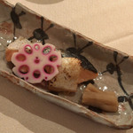 石塀小路 朝粥と出し茶漬け KOI-KOI - 《朝粥膳¥2484税サ込》
      ●焼肴:紅鮭など、あしらい