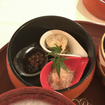 石塀小路 朝粥と出し茶漬け KOI-KOI - 《朝粥膳¥2484税サ込》
      ●瓢重下段:じゃこ、いくら醤油など、小鉢