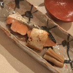 石塀小路 朝粥と出し茶漬け KOI-KOI - 《朝粥膳¥2484税サ込》
      ●焼肴:紅鮭など、あしらい