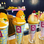 クレープリー チロル - マンゴースペシャル（特別バージョンミニマンゴー載せ）￥１９００・ピーチ＆クリーム￥１６００
