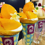 クレープリー チロル - マンゴースペシャル（特別バージョンミニマンゴー載せ）￥１９００・ピーチ＆クリーム￥１６００