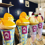 クレープリー チロル - マンゴースペシャル（特別バージョンミニマンゴー載せ）￥１９００・ピーチ＆クリーム￥１６００