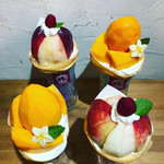 クレープリー チロル - マンゴースペシャル（特別バージョンミニマンゴー載せ）￥１９００・ピーチ＆クリーム￥１６００