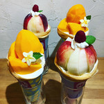 クレープリー チロル - マンゴースペシャル（特別バージョンミニマンゴー載せ）￥１９００・ピーチ＆クリーム￥１６００