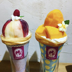 クレープリー チロル - マンゴースペシャル（特別バージョンミニマンゴー載せ）￥１９００・ピーチ＆クリーム￥１６００