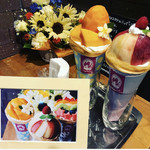 クレープリー チロル - マンゴースペシャル（特別バージョンミニマンゴー載せ）￥１９００・ピーチ＆クリーム￥１６００