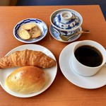 Sawada Kohi - クロワッサン、昔ながらのクリームパン＆炭焙煎ブレンド珈琲、ラスク（サービス）