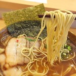 ラーメン考房 平成呈 - 極細ストレート麺は歯触り良し。
『和』を強く感じる節スープとの相性もいいです。