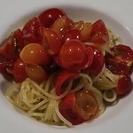 （h）etta - ミント風味の冷製カッペリーニ、ミニトマトとサクランボ
