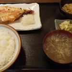 梁山泊 - ランチ金目鯛？粕漬け定食750円。平日12:20往訪。７つ程あるメニューで選択肢２つ。待ち無し。半分程の入り。