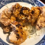 中華料理 厨禾 - 唐揚げにラー油をつけて