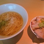 らーめん芝浜 - 相棒の「朝らー定食(かけそば+チャーシュー丼)」(¥650-税込)が登場しました。うっわぁー綺麗だ！