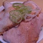 らーめん芝浜 - 桃色レアチャーシュー！しっとりしてます。刻みねぎまで瑞々しいです。