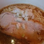 らーめん芝浜 - わたしの「お醤油らーめん」(¥650-税込)が運ばれて来ました。じゃんじゃじゃーーん！