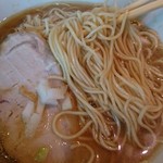 らーめん芝浜 - お醤油らーめんの麺をアップでパシャ！この麺美味しんだな。