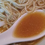 らーめん芝浜 - 油感も品があって綺麗です。