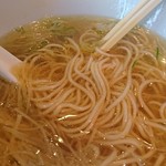 らーめん芝浜 - 相棒のかけそばと取り替えっこして味見します。おー、どんどんと箸が進んでしまう。ずっ、ずっ、ずーーー。