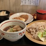 村山 満月うどん - 肉汁つけうどん（温かい汁）790円、サービスセット（かやくご飯 ＋ かき揚げ売り切れ★ 竹輪 ＋ 香物）250円、リッチメンチカツ 180円。